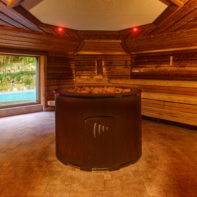 Der große Saunaofen in der inneren Aufgusssauna