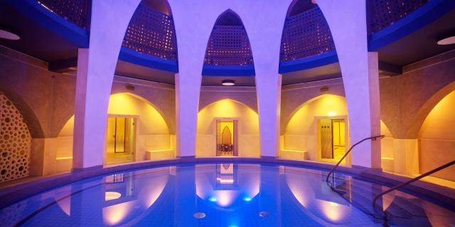 Stimmungsvolle Aufnahme des großen Pools in der orientalischen Badewelt