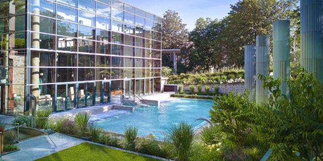 Südgarten des Thermal-Aussbereich mit Säulen und dem Pool im Hintergrund
